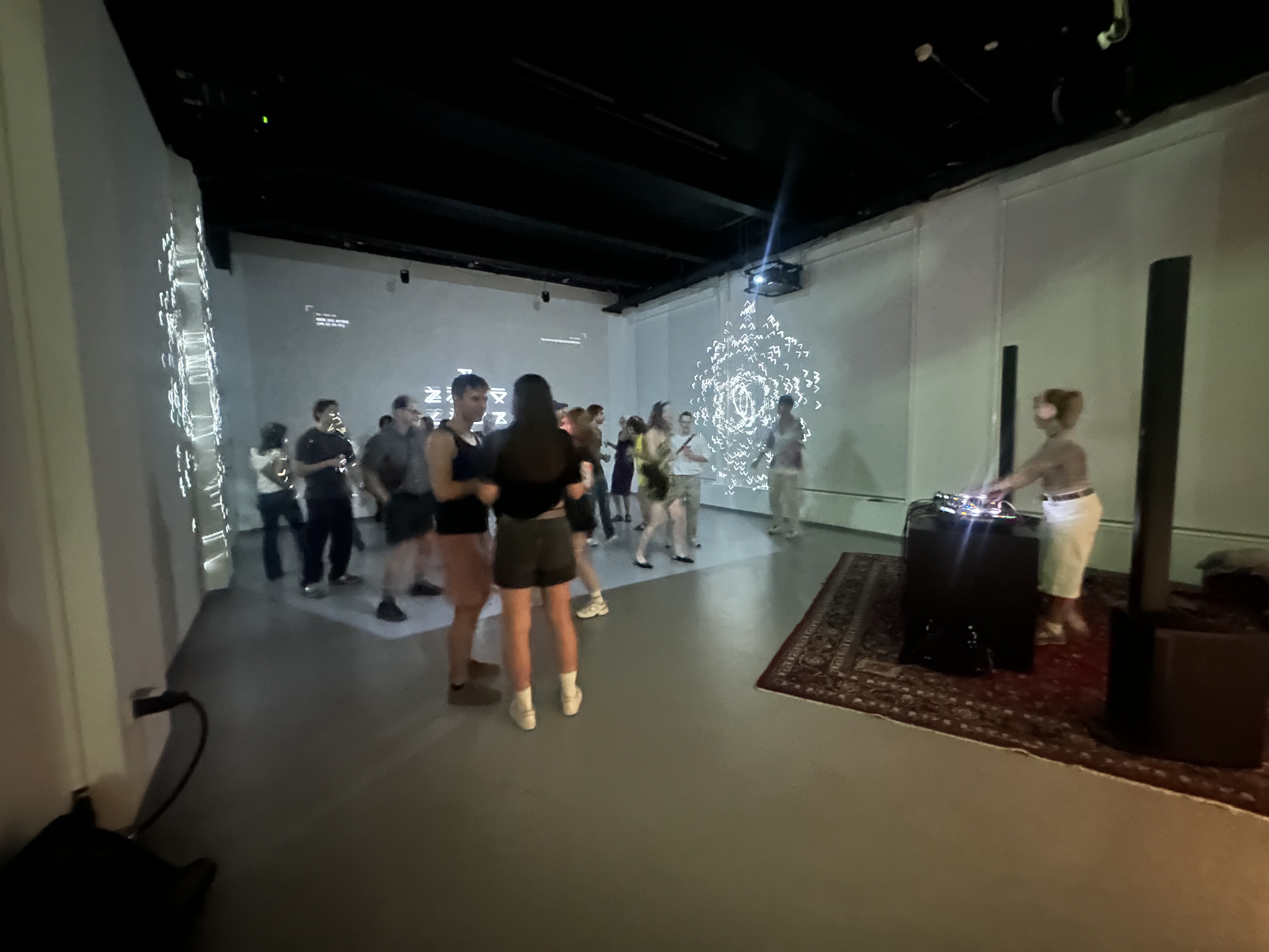 Clubgewandte dancefloor with a DJ and projections across the walls