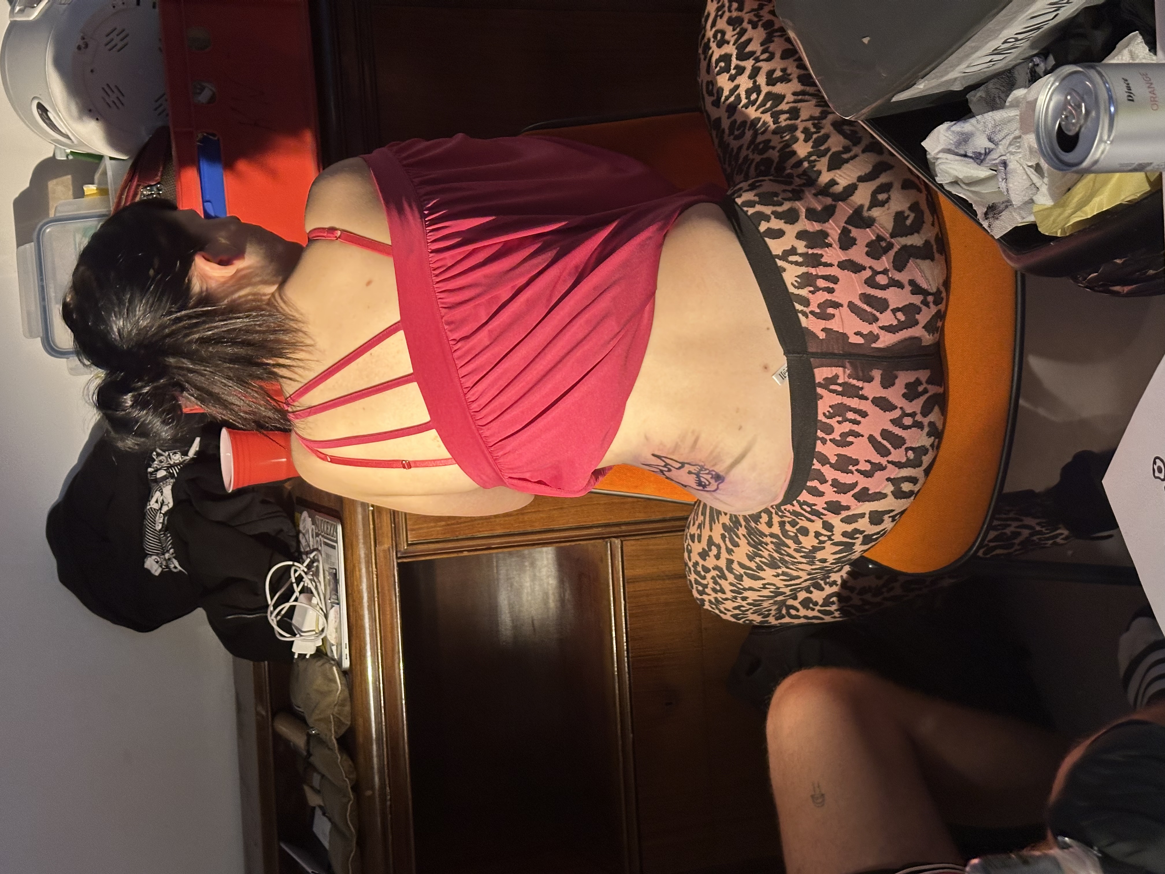 A guest showing a tattoo at Clubgewandte